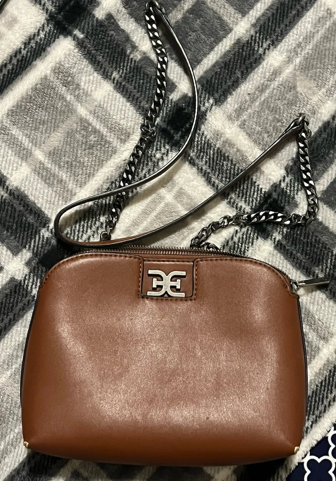 Bolso bandolera de cuero marrón Sam Edelman con cadena Foto 4 de 4