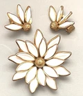 Vtg Crown Trifari White Milk Glass Floral Broach Clip Earrings Set Water Lilly