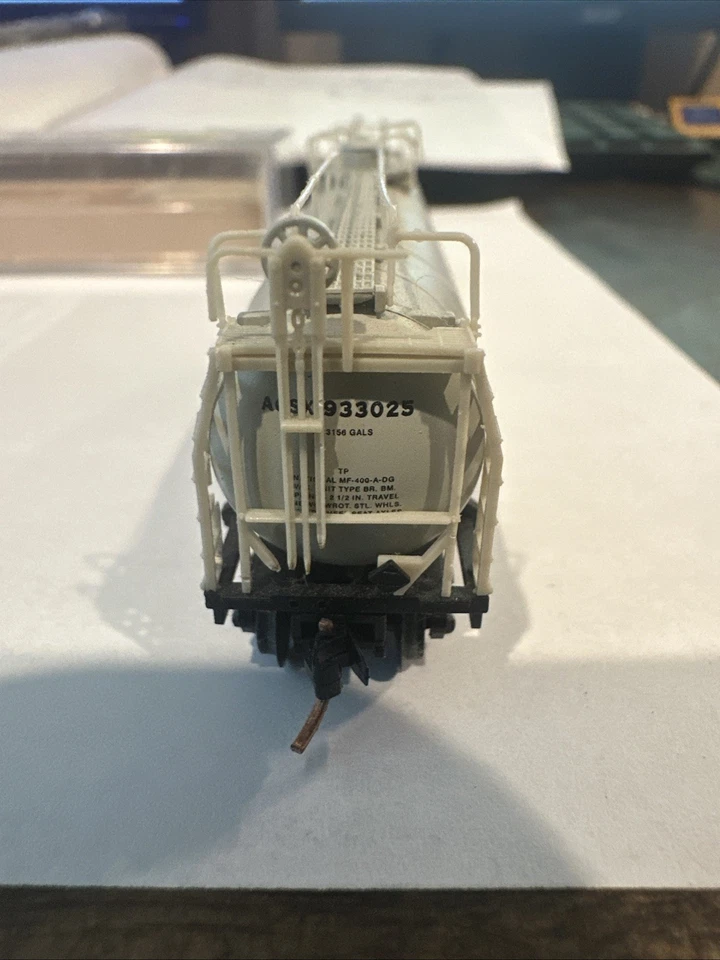 N Atlas 33,000 Gallon Tank Car Train #37082 Union Texas Petroleum See Desc - Image 3 of 4