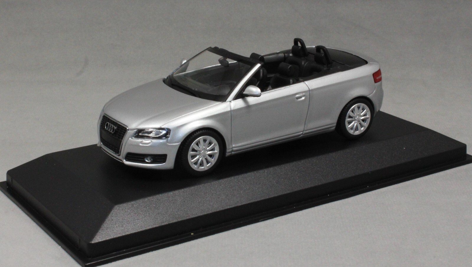 Minichamps Maxichamps Audi A3 Cabriolet in Silver Metallic 2007 940017130 1/43