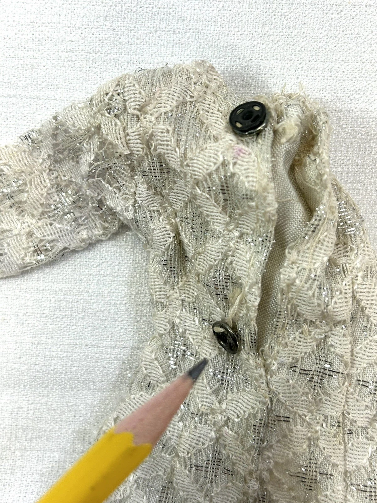 OFF WHITE Barbie bambola vintage vestito bianco sporco con bottone posteriore perlato