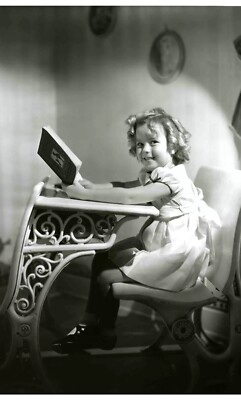 Shirley Temple sitzend liest 4x6 Bild Promi Druck
