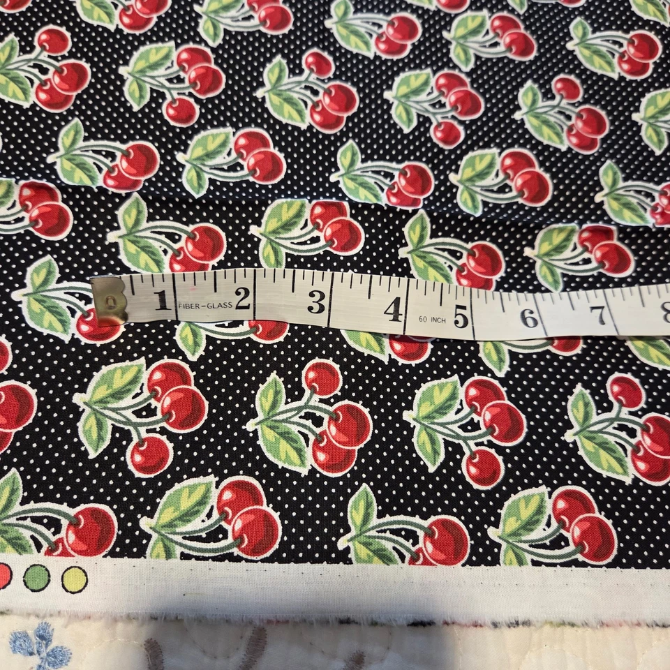 Hermosas cerezas rojas sobre lunares negros Waverly Inspirations 1 año x 46" Foto 2 de 2