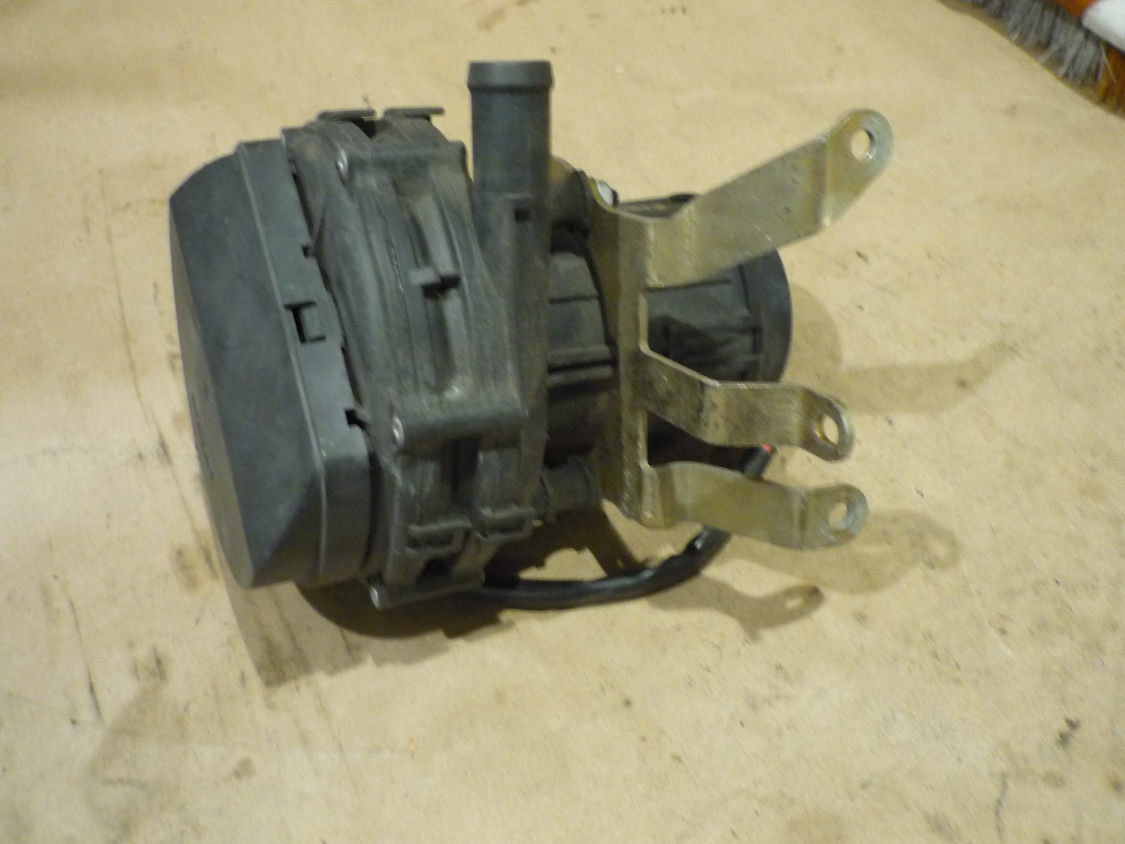 Ferrari 360 - Secondary Smog Air Injection Pump w/ Bracket  P/N 181197