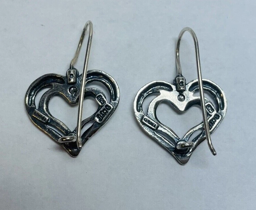 Pendientes Shablool Didae de plata de ley 925 martillados con doble corazón circonita cúbica Foto 2 de 4