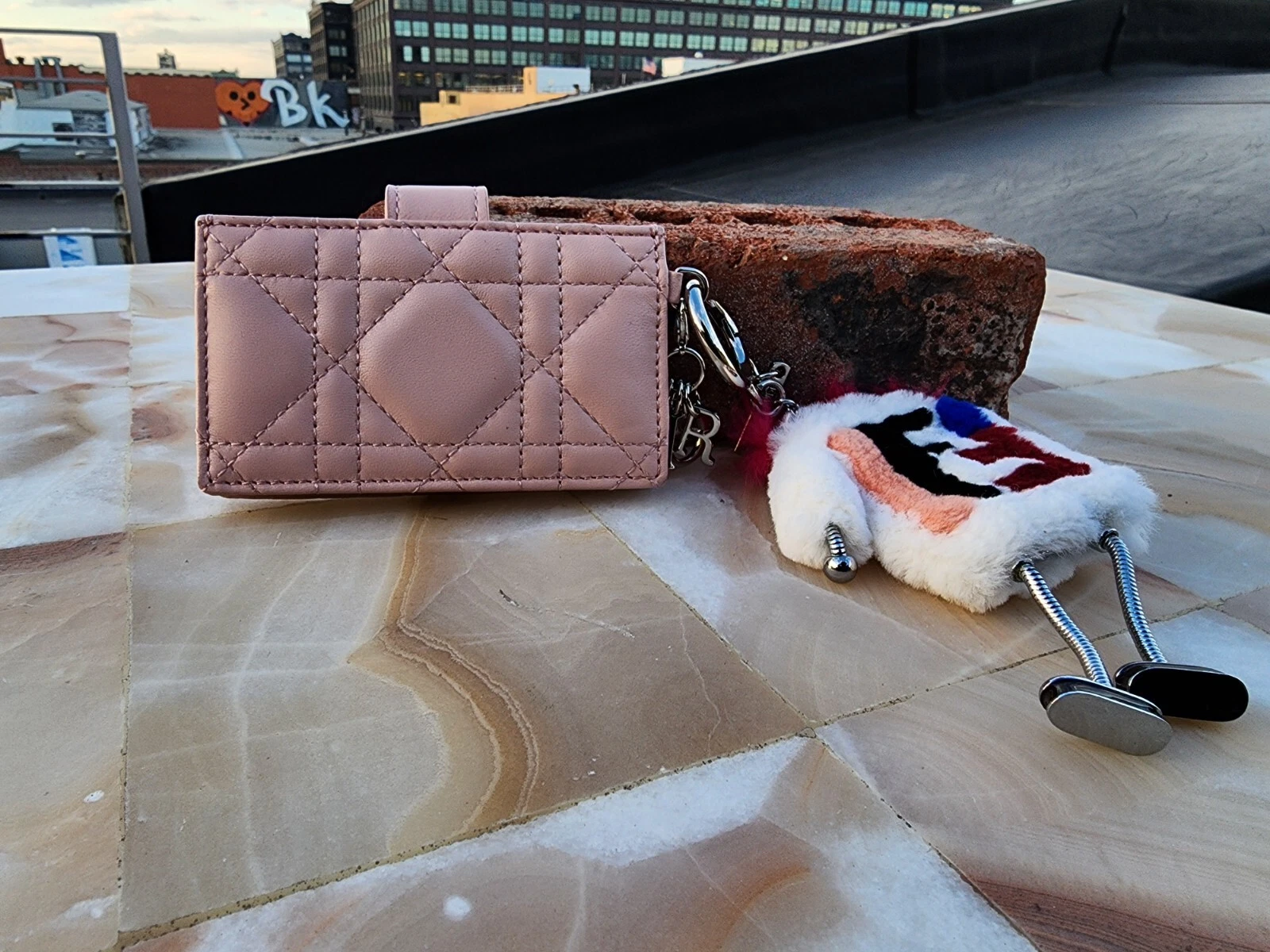 Porte cartes Christian Dior Lady Dior 5 soufflets (sable) avec breloques Fendi Teen Witches
