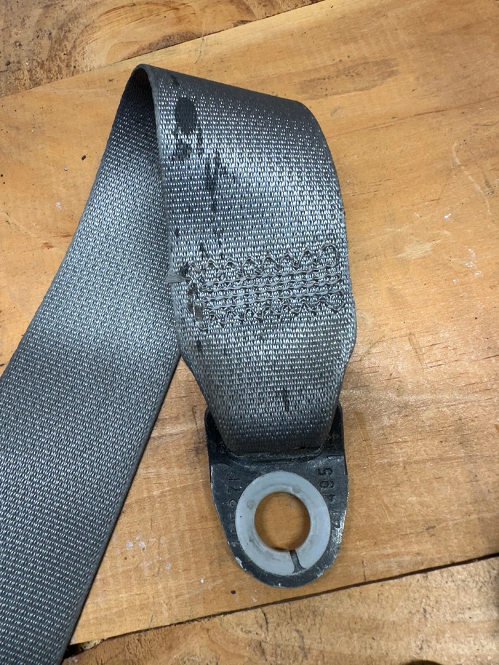 Retractor cinturón seguridad trasero pasajero derecho Ram 1500 2500 3500 2006-2007 4 puertas Foto 2 de 4