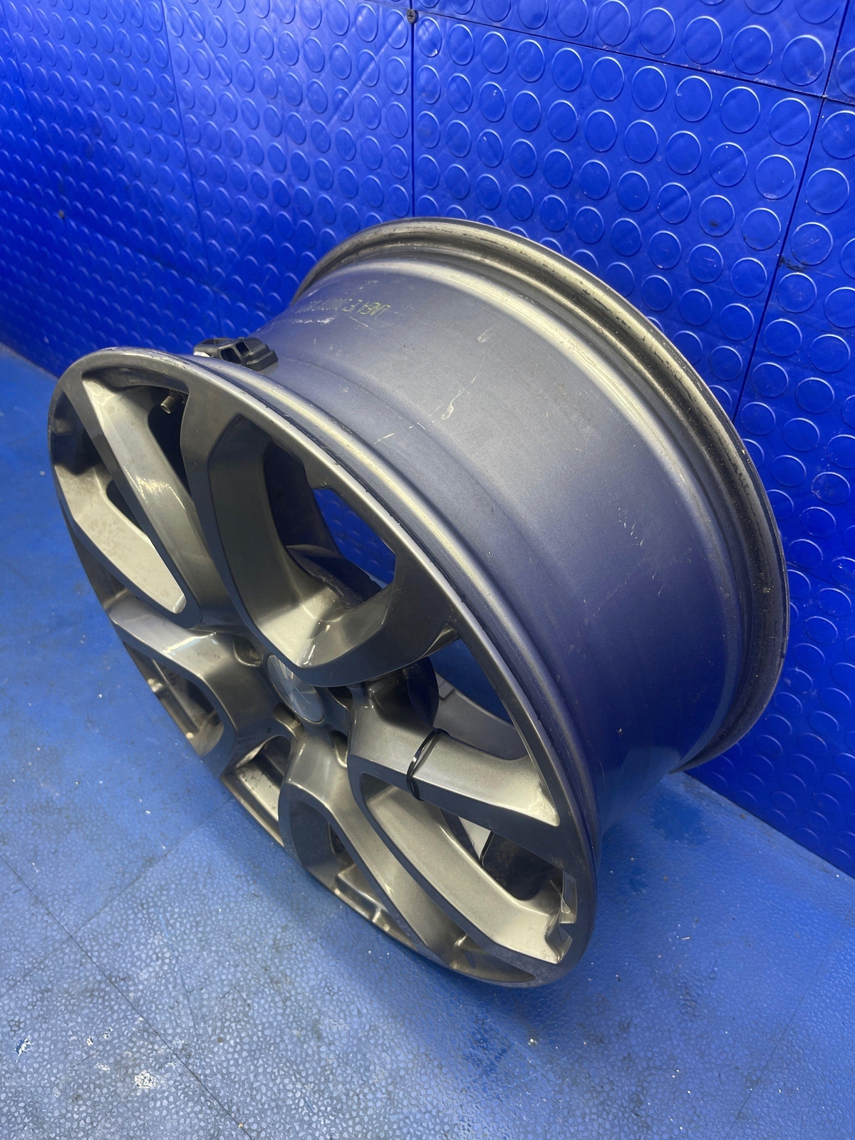 2017-2022 MASERATI LEVANTE OEM 19/8.5 5 V SPOKE WHEEL RIM SILVER *CURBED*