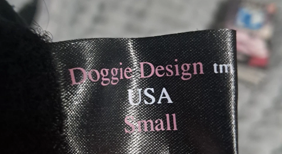 Chaqueta negra pequeña con diseño de perro para niña Foto 2 de 2