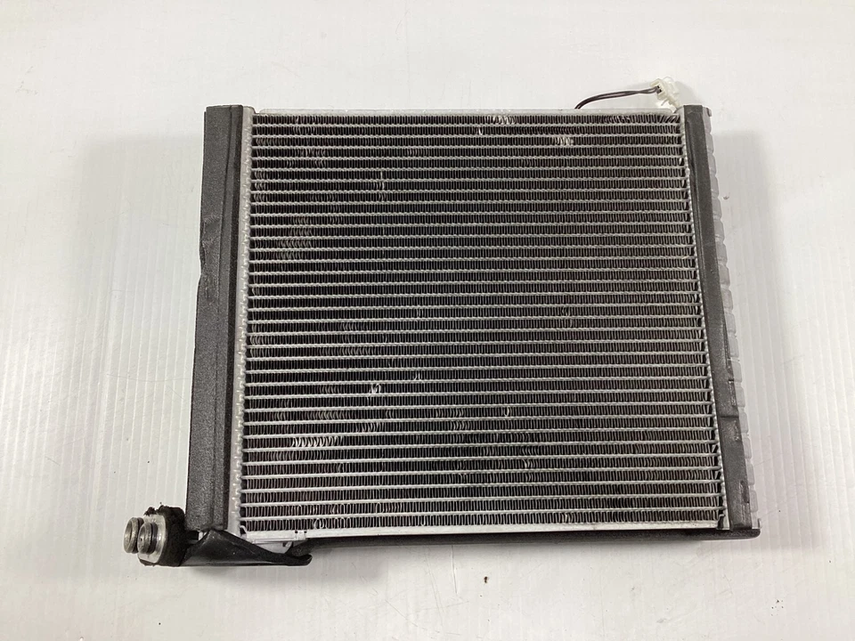 Núcleo evaporador de CA Toyota Corolla 2010-2015 con válvula de expansión OEM. Foto 2 de 4