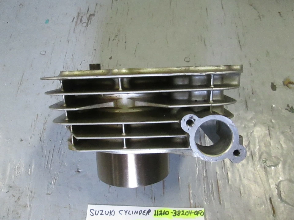 SUZUKI 1999 - 2010 GZ250 MERODEADOR, GN250 / SP250 / CILINDRO 11210-38204-0F0 Foto 3 de 4