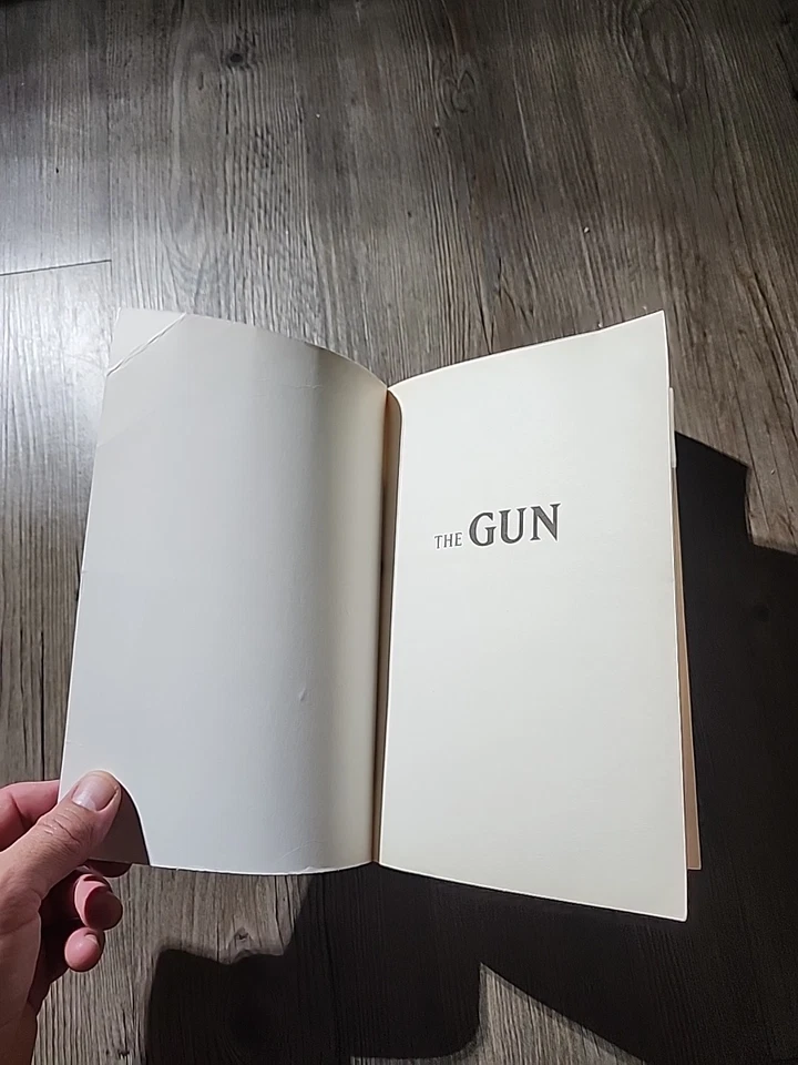The Gun The Ak-47and The Evolution Of War C.J. CHIVERS SOFTCOVER 2010 - Image 2 of 4