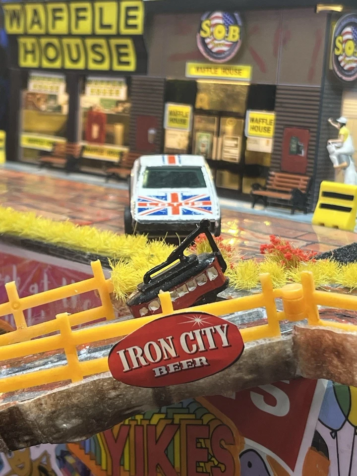 Hot Wheels Blackwalls Royal Flash Lotus British Flag 1:64 EX Cond White Diecast - Image 4 of 4