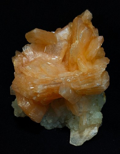Stilbite bows on choral chalcedony matrix mineral specimen - Picture 4 of 5