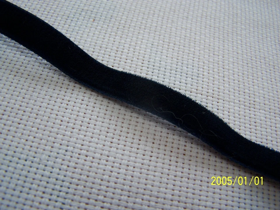 Ancien ruban en velours ras. Couleur bleu marine.  Vendu au mètre. Réf N°315 - Photo 2/4