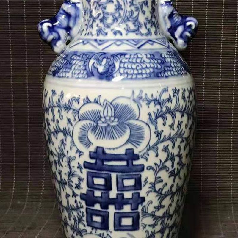 Chinese Hand-painted Blue and White Porcelain Double Happiness Double Ear Bottle