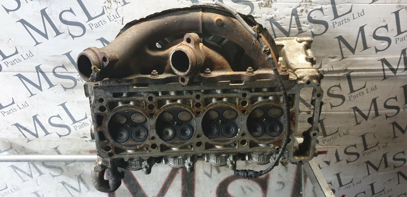 OM) MERCEDES W202 C CLASS CYLINDER HEAD W/MANIFOLD R1110161601  
