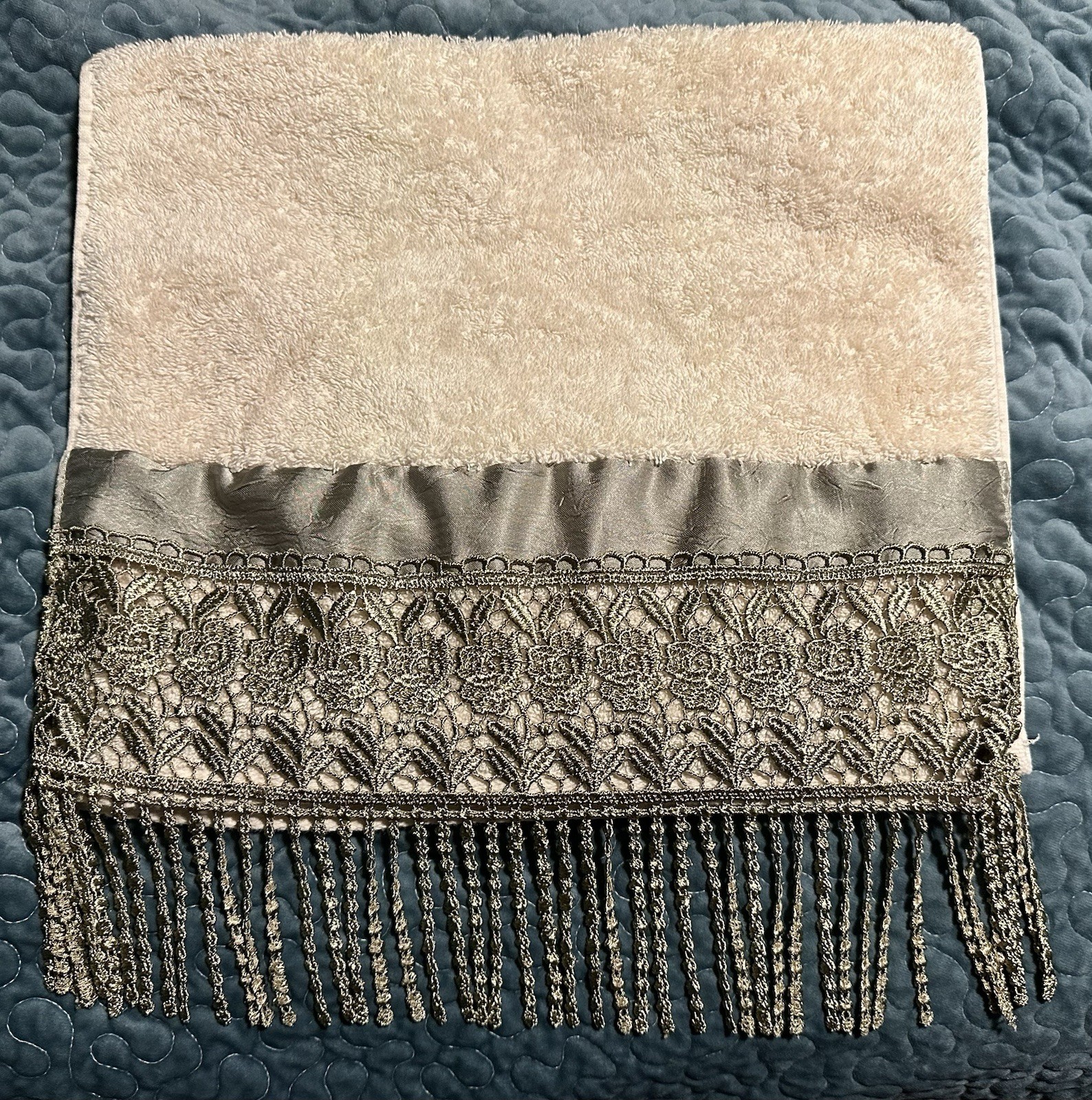 Croscill Decorative Towel Set With Matching Shower Curtain Please Read Discrip