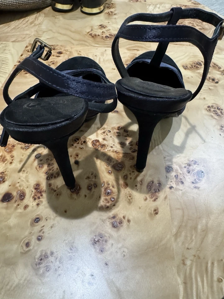 Zapatos de salón Tory Burch azul marino satinado, gamuza y cuero con correa en T con puntera negra talla 8 Foto 4 de 4