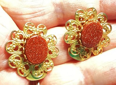 VINTAGE PAIR OF GOLDSTONE CLIP-ON EARRINGS W/FILIGREE FRAME GOLDTONE NICE