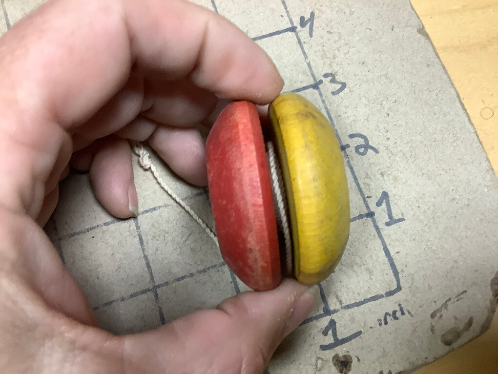 Original Vintage YO-YO: Red & Yellow w 4 spinning design, unmarked