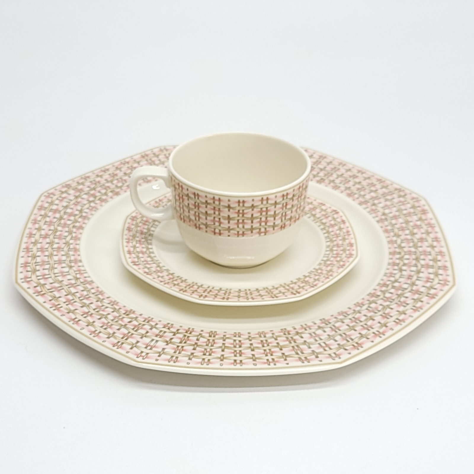 Wedgwood Ivory China Wildwood Pattern Set Cup Saucer and Dinner Plate England