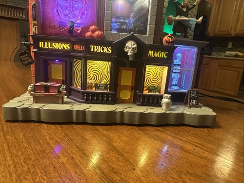 Lemax Spooky Town Smoke & Mirrors Magic Shop #45218 exclusivo de Michael’s 2024 - Imagen 9 de 11