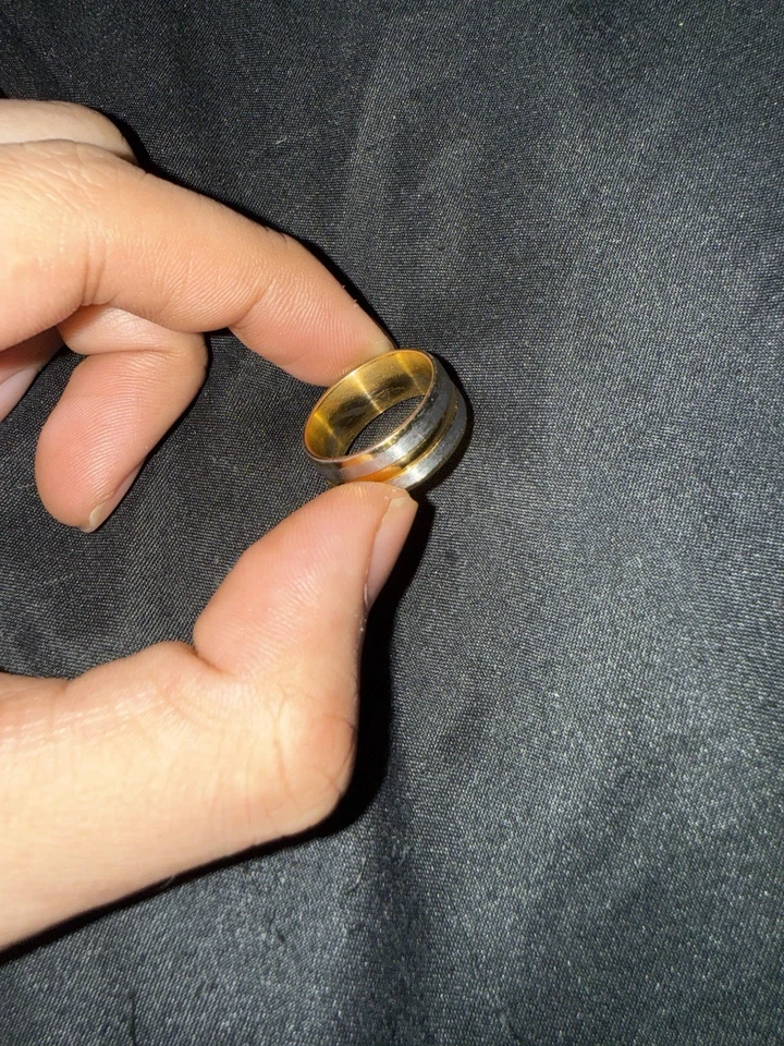 Anillo de tungsteno chapado en oro de dos tonos Foto 2 de 2