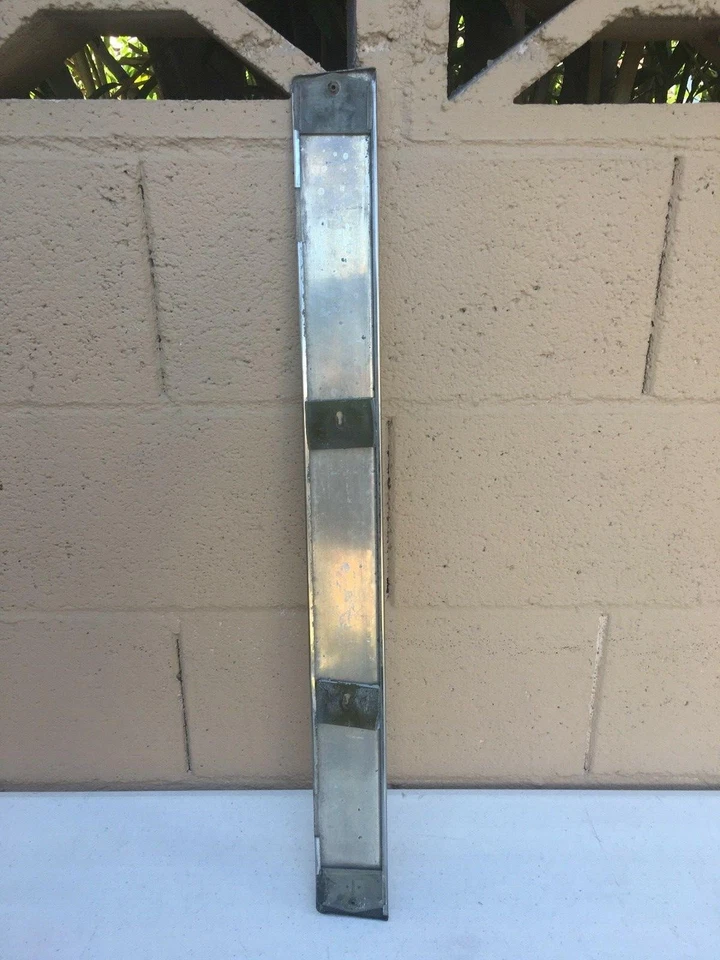 Borde de puerta trasero del lado del conductor Buick LeSabre 1977-1979 Foto 3 de 4