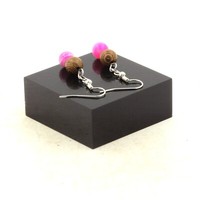 Ohrringe 2 Perlen Agate Craquelé Fuchsia + Holz 8 Mm Aus Stahl
