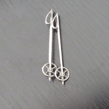 CUTE VINTAGE STERLING SILVER SKI POLES SKIING BROOCH / PIN
