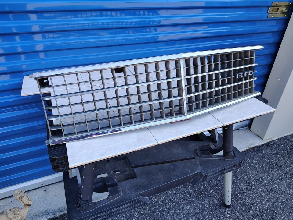 Ford Fairmont 1978-1980 parrilla delantera cromada con emblema de fábrica OEM # D8BB-8150-AWF Foto 4 de 4