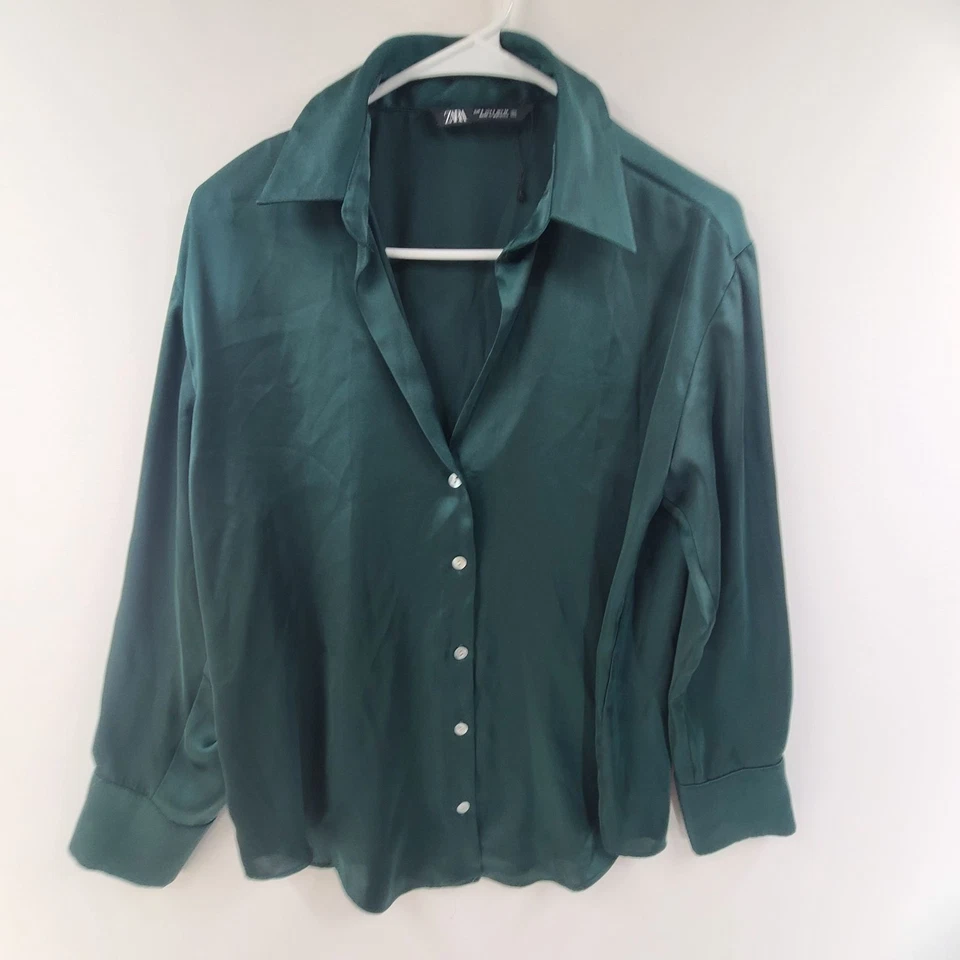 Blusa para mujer Zara satinada cuello abotonado relajado verde talla S oficina clásica Foto 2 de 4