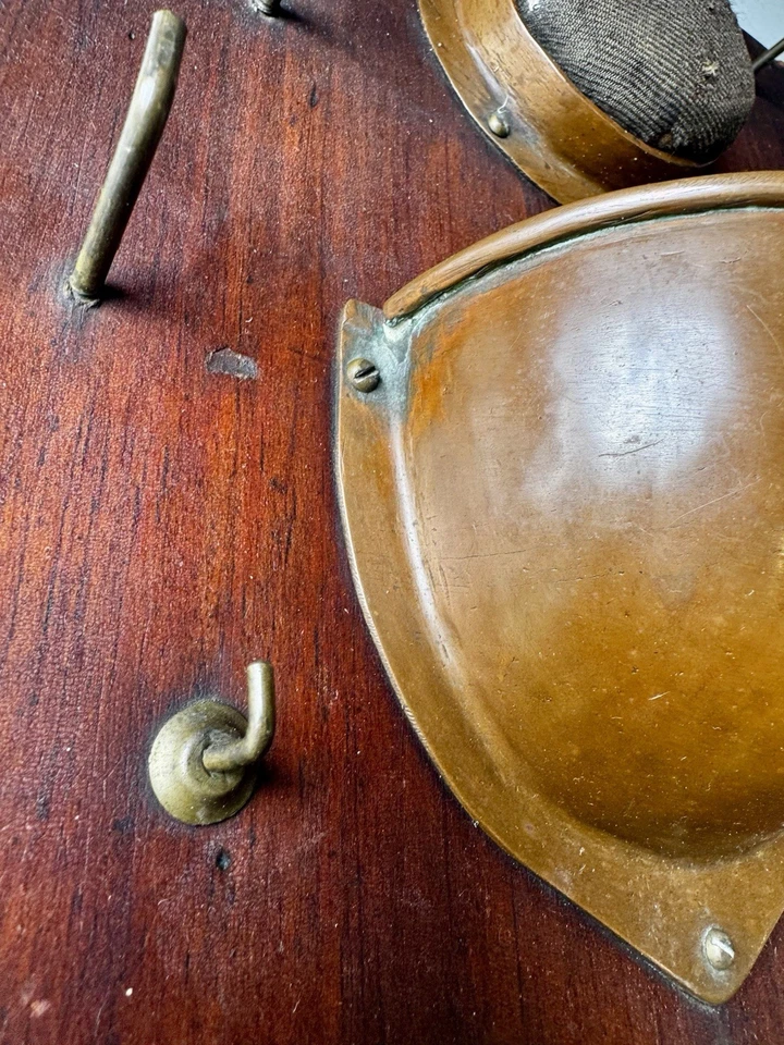 Старинная винтажная настенная стойка для ключей с латунной чашкой и крючками - Изображение 3 из 4