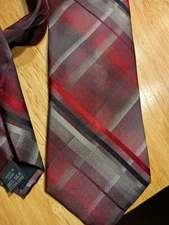 Van Heusen Neck Tie Mens 59x4 Maroon Geometrical Design Casual Business Office