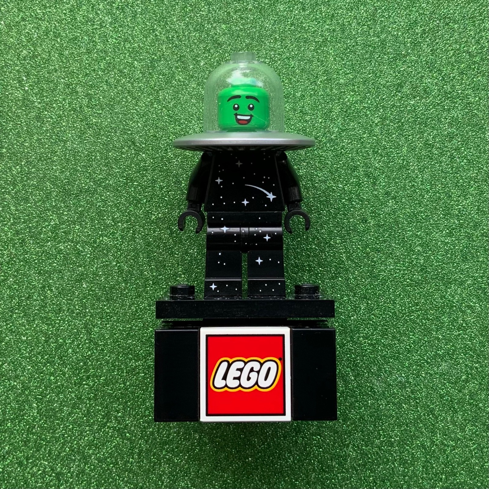 Genuine Lego Flying Saucer Costume Fan Minifigure (CMF-Used-Series 26 - COL443)