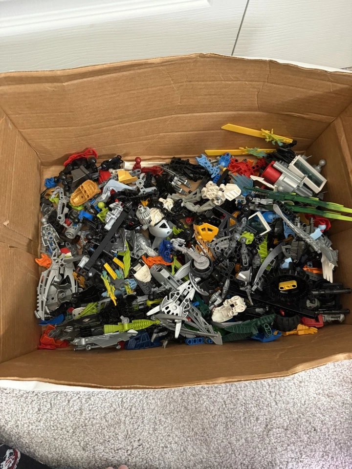 Huge Vintage LEGO Bionicle Lot Figures,  Masks, Loose Parts - over 5lbs - Image 2 of 4