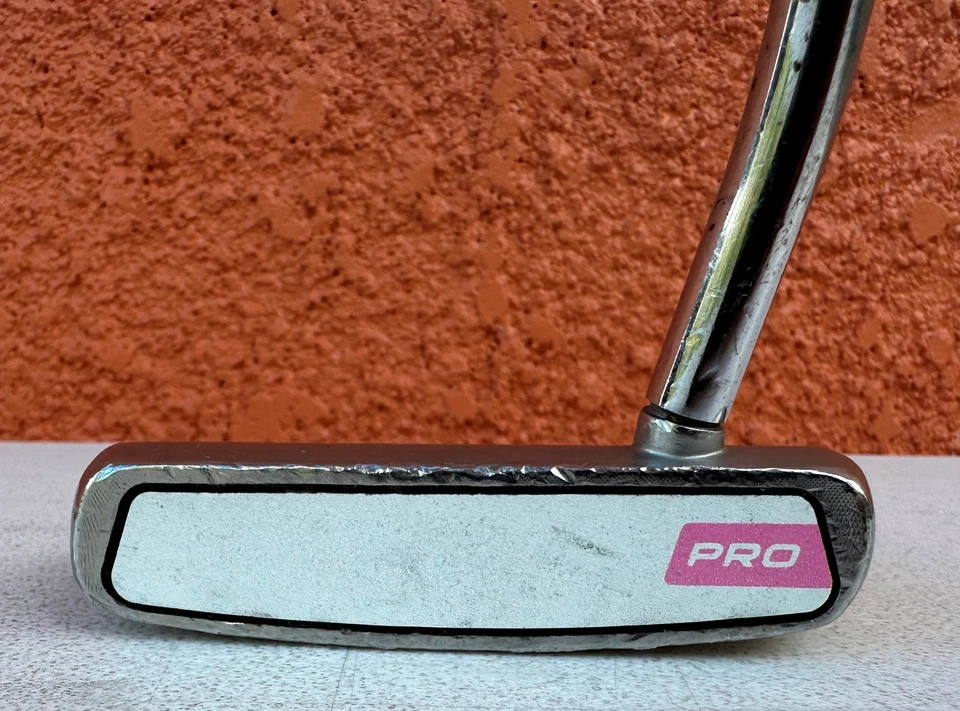 Putter para mujer Odyssey White Hot Pro V-Line 33". Foto 2 de 4