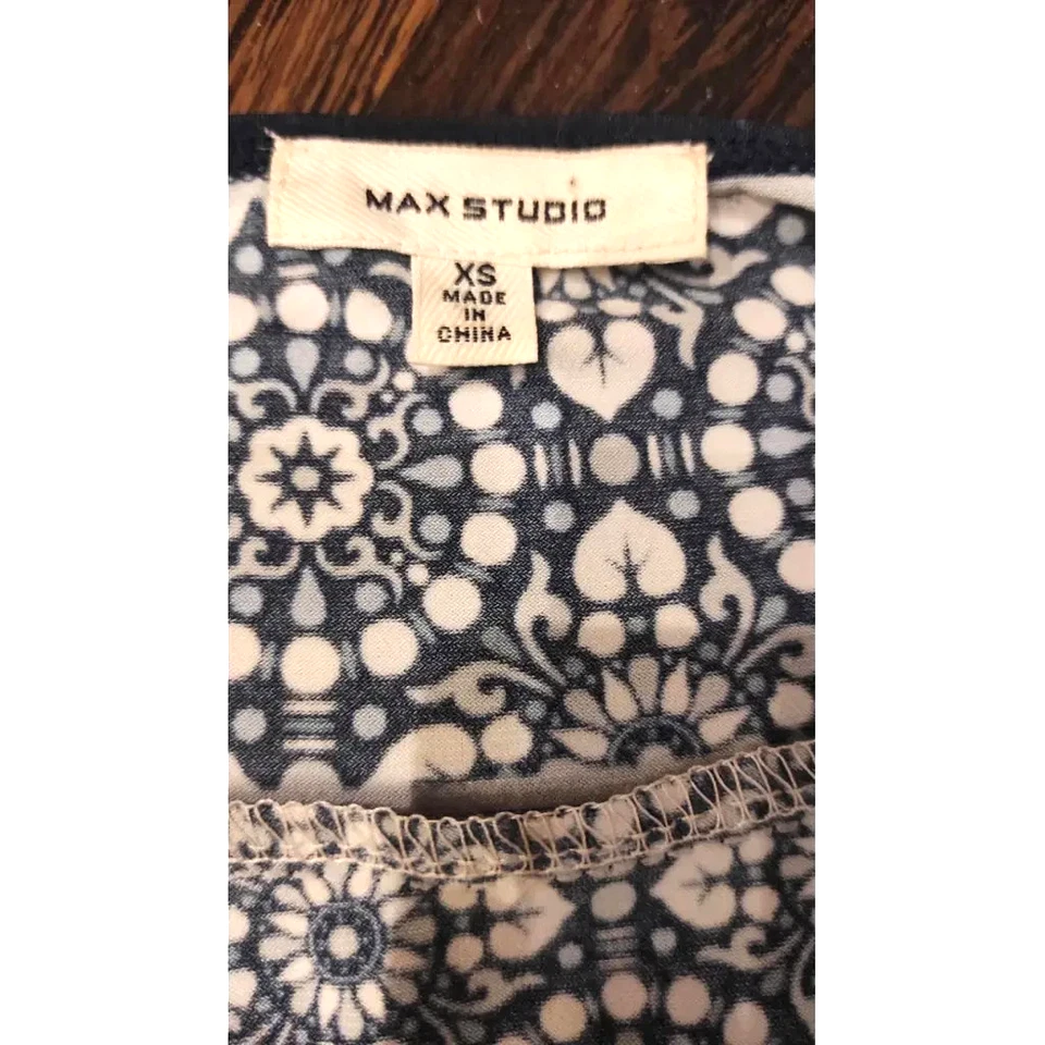 Robe moulante blanche bleue à fleurs MAX STUDIO XS taille ajustée longueur genou - Photo 2/4