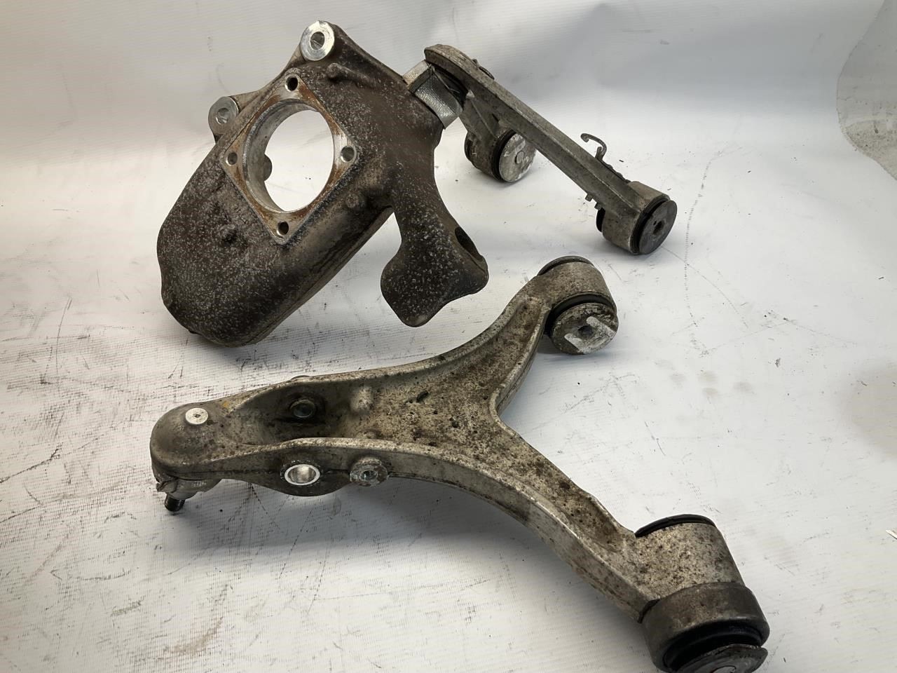 09-19 Maserati GranTurismo Front Right Spindle Knuckle w/ Arm Set (3) Q