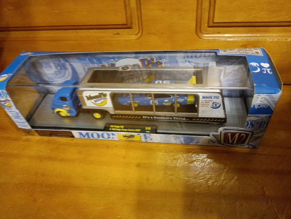 M2 Machines Auto Hauler Moon Pie 1957 Dodge COE 1969 Charger Daytona R10 13-08 - Image 3 of 4