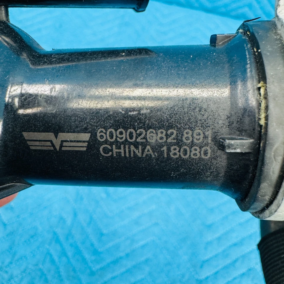 Conjunto de carcasa termostato Ford Focus 2012-2018 2,0 L con manguera OEM 60902682891 Foto 2 de 4