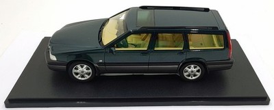 Cult 1/18 Scale CML181-2 - 1996-99 Volvo V70 XC Cross Country