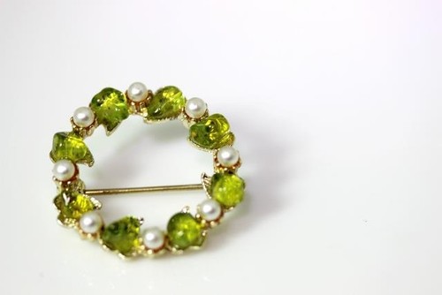 Two Vintage Rhinestone & Faux Pearl Wreath Pins, Brooches .5” 1.25” – 10031 - Picture 4 of 6