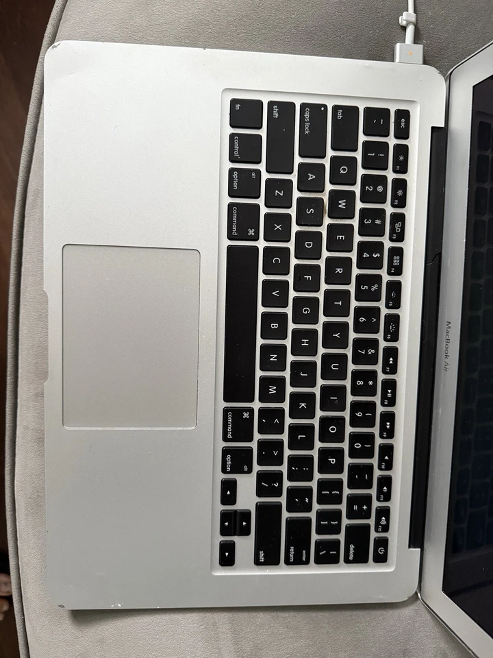 Apple MacBook Air A1465 11.6" Laptop - MD711LL/B (April, 2014) READ!!! - Image 3 of 4