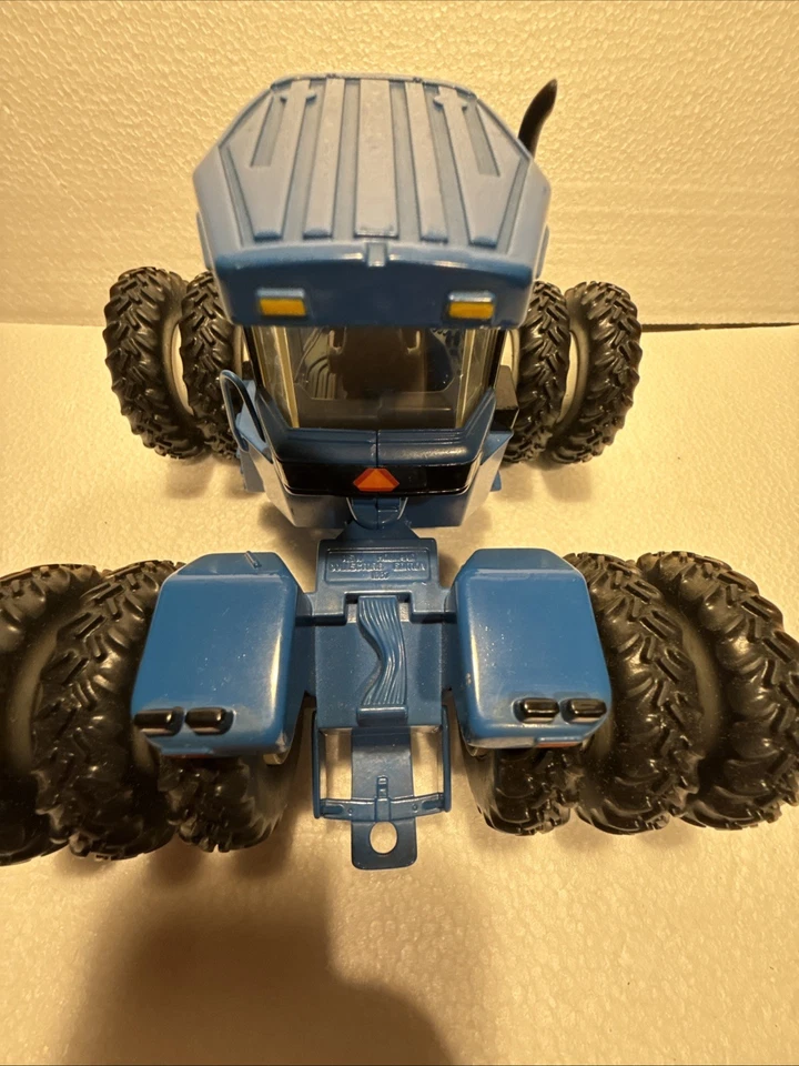 1997 Ertl 1/32 diecast articulating New Holland 9882 Versatile w/ triples - Image 3 of 4