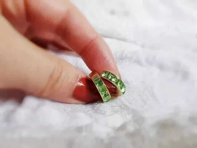 Pendientes tipo argolla de peridoto verde simulado de corte princesa de 2 quilates enchapados en oro amarillo de 14 quilates Foto 2 de 4