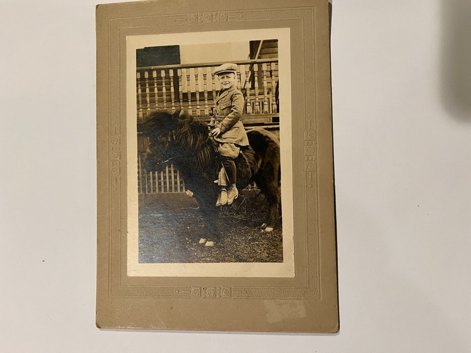 FOTO D'EPOCA GIOVANE RAGAZZO SEDUTO SUL RETRO DI UN CAPPELLO DA PONY GRANDE CAPPOTTO