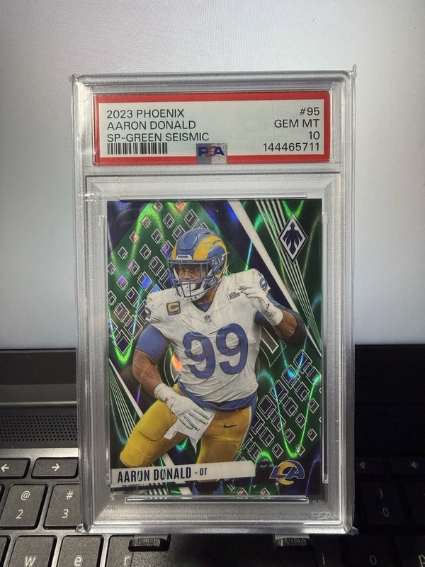 2023 Panini Phoenix - Aaron Donald #95 Green Seismic Sp Variation /25 PSA 10 Gem