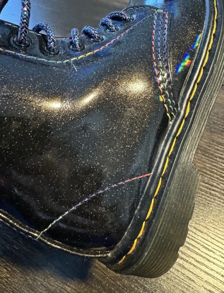 Holográfico arco-íris ultra raro Dr. Martens - Imagem 3 de 4